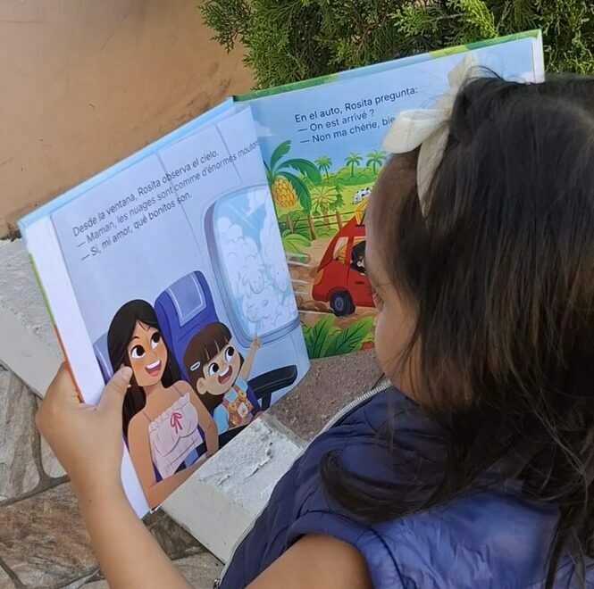 ninita con libro